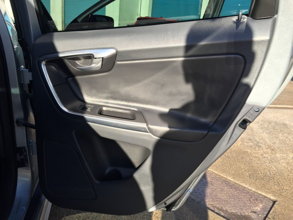 USED 2012 62 VOLVO XC60 2.4 D5 R-DESIGN AWD 5d 212 BHP DAB + SAT NAV