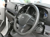 USED 2020 69 PEUGEOT EXPERT 1.5 BLUEHDI 100 PROFESSIONAL L1 102 BHP 3 SEATS SAT NAV AIR CON  PARKING SENSORS ROOF RACK PIPE CARRIER PLYLINED BULKHEAD 1 OWNER SERVICE HISTORY 6 MONTHS WARRANTY