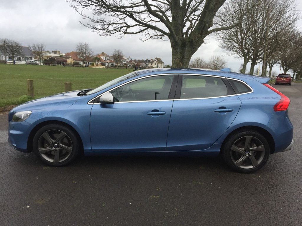 USED 2016 65 VOLVO V40 2.0 D3 R-DESIGN NAV 5d 148 BHP DAB + SAT NAV