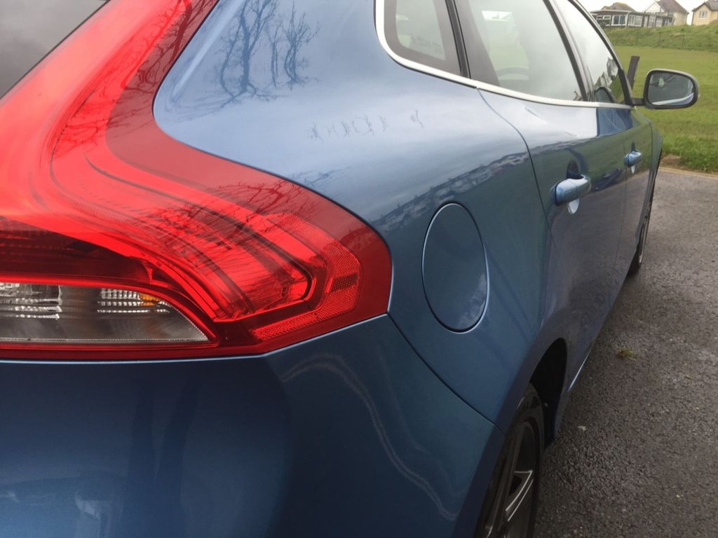 USED 2016 65 VOLVO V40 2.0 D3 R-DESIGN NAV 5d 148 BHP DAB + SAT NAV