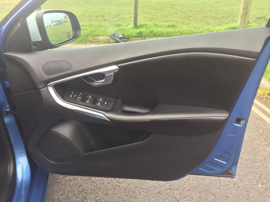 USED 2016 65 VOLVO V40 2.0 D3 R-DESIGN NAV 5d 148 BHP DAB + SAT NAV