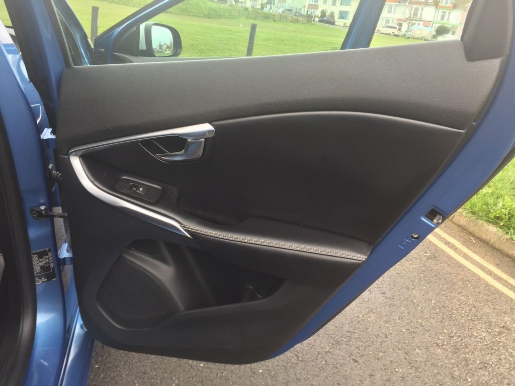 USED 2016 65 VOLVO V40 2.0 D3 R-DESIGN NAV 5d 148 BHP DAB + SAT NAV