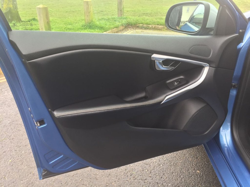 USED 2016 65 VOLVO V40 2.0 D3 R-DESIGN NAV 5d 148 BHP DAB + SAT NAV
