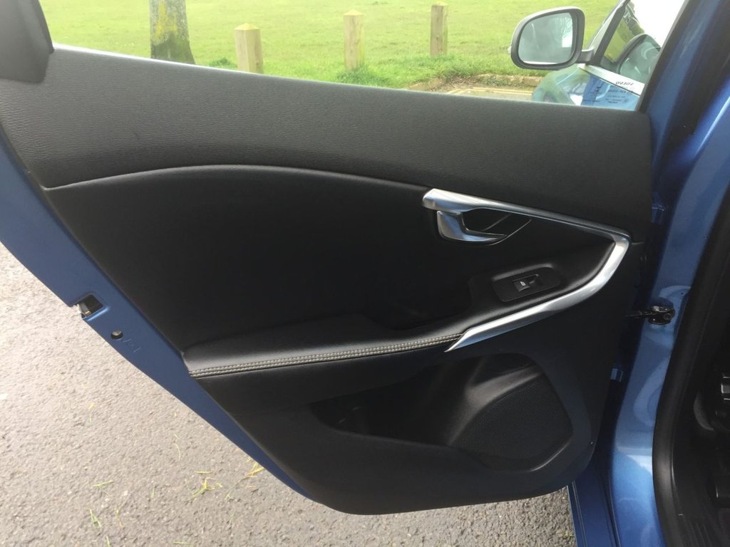 USED 2016 65 VOLVO V40 2.0 D3 R-DESIGN NAV 5d 148 BHP DAB + SAT NAV