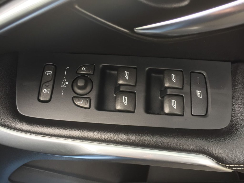 USED 2016 65 VOLVO V40 2.0 D3 R-DESIGN NAV 5d 148 BHP DAB + SAT NAV