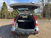 USED 2007 07 HONDA CR-V 2.2 I-CTDI ES 5d 139 BHP Experience the epitome of reliability with the 2007 Honda CR-V 2.2 I-CTDI ES. This metallic silver beauty has gracefully covered 233,000 miles, a testament to Honda's renowned durability.