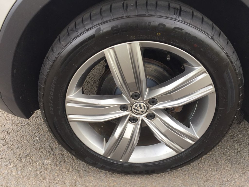 USED 2017 17 VOLKSWAGEN TIGUAN 2.0 SEL TDI BLUEMOTION TECHNOLOGY DSG 5d 148 BHP HEATED SEATS + SAT NAV + DAB