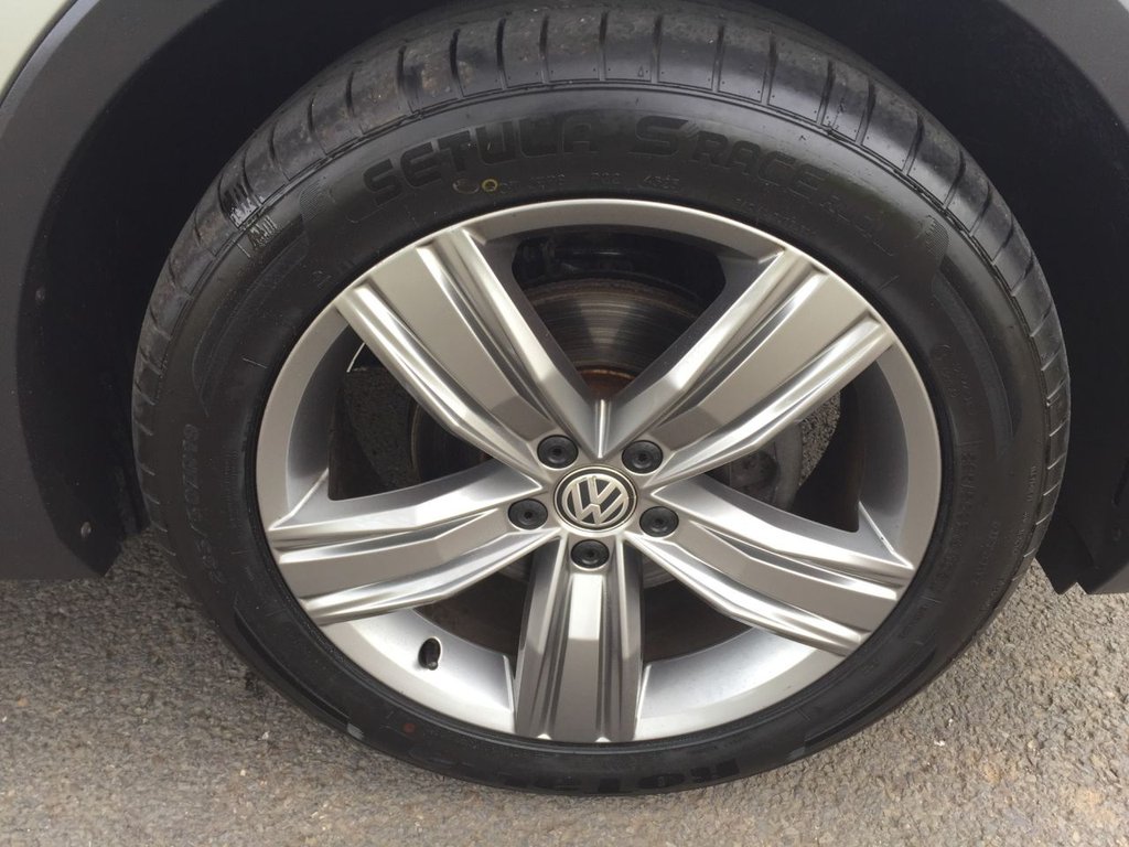 USED 2017 17 VOLKSWAGEN TIGUAN 2.0 SEL TDI BLUEMOTION TECHNOLOGY DSG 5d 148 BHP HEATED SEATS + SAT NAV + DAB