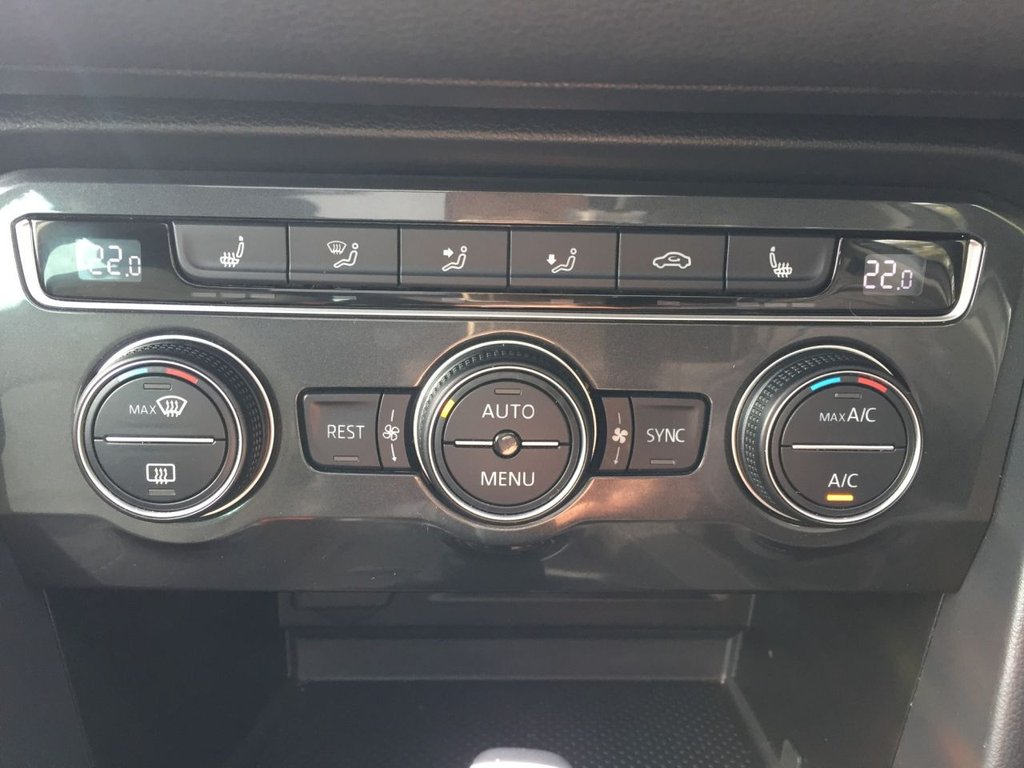 USED 2017 17 VOLKSWAGEN TIGUAN 2.0 SEL TDI BLUEMOTION TECHNOLOGY DSG 5d 148 BHP HEATED SEATS + SAT NAV + DAB