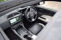 USED 2016 16 JAGUAR XE 3.0 S 4d 335 BHP PAN ROOF / MERIDIAN / BLACK PK