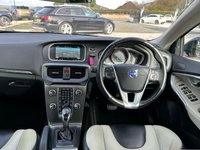 USED 2014 14 VOLVO V40 2.0 D3 CROSS COUNTRY LUX NAV 5d 148 BHP &pound;5300 OF FACTORY OPTIONS