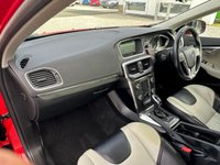 USED 2014 14 VOLVO V40 2.0 D3 CROSS COUNTRY LUX NAV 5d 148 BHP &pound;5300 OF FACTORY OPTIONS