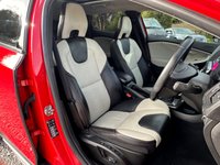 USED 2014 14 VOLVO V40 2.0 D3 CROSS COUNTRY LUX NAV 5d 148 BHP &pound;5300 OF FACTORY OPTIONS