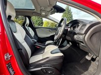 USED 2014 14 VOLVO V40 2.0 D3 CROSS COUNTRY LUX NAV 5d 148 BHP &pound;5300 OF FACTORY OPTIONS