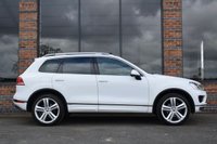 USED 2017 17 VOLKSWAGEN TOUAREG 3.0 V6 R-LINE PLUS TDI BLUEMOTION TECHNOLOGY 5d AUTO 259 BHP PAN ROOF / 2 OWNER / FULL HIST