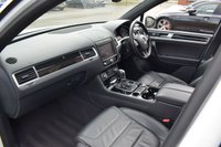 USED 2017 17 VOLKSWAGEN TOUAREG 3.0 V6 R-LINE PLUS TDI BLUEMOTION TECHNOLOGY 5d AUTO 259 BHP PAN ROOF / 2 OWNER / FULL HIST