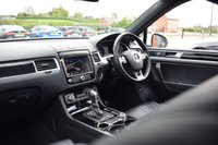 USED 2017 17 VOLKSWAGEN TOUAREG 3.0 V6 R-LINE PLUS TDI BLUEMOTION TECHNOLOGY 5d AUTO 259 BHP PAN ROOF / 2 OWNER / FULL HIST