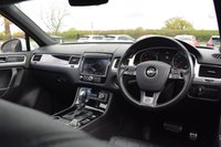 USED 2017 17 VOLKSWAGEN TOUAREG 3.0 V6 R-LINE PLUS TDI BLUEMOTION TECHNOLOGY 5d AUTO 259 BHP PAN ROOF / 2 OWNER / FULL HIST