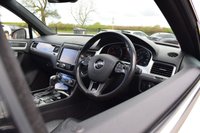 USED 2017 17 VOLKSWAGEN TOUAREG 3.0 V6 R-LINE PLUS TDI BLUEMOTION TECHNOLOGY 5d AUTO 259 BHP PAN ROOF / 2 OWNER / FULL HIST