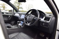 USED 2017 17 VOLKSWAGEN TOUAREG 3.0 V6 R-LINE PLUS TDI BLUEMOTION TECHNOLOGY 5d AUTO 259 BHP PAN ROOF / 2 OWNER / FULL HIST