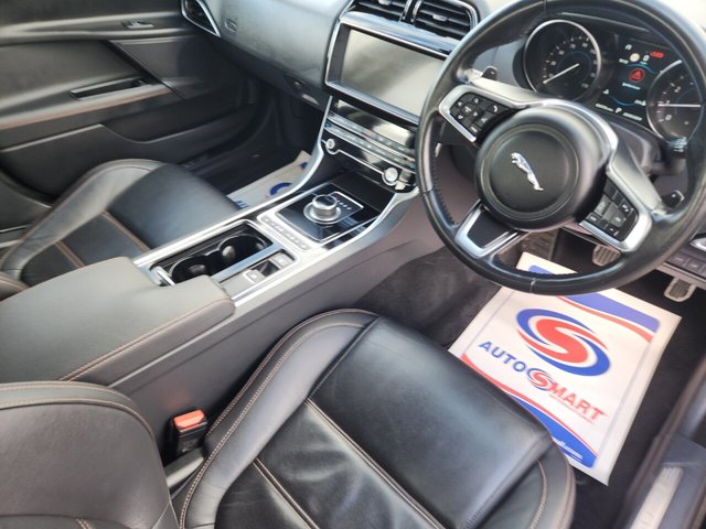 2019 JAGUAR XE - Photo 6