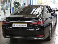 USED 2021 21 LEXUS ES 2.5 300H 4d 215 BHP SAT NAV SUNROOF LEATHER HEATED SEATS HEATED STEERING WHEEL CRUISE CONTROL REAR VIEW CAMERA PARKING SENSORS LEXUS WARRANTY TILL MAY 2031