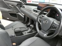 USED 2021 21 LEXUS ES 2.5 300H 4d 215 BHP SAT NAV SUNROOF LEATHER HEATED SEATS HEATED STEERING WHEEL CRUISE CONTROL REAR VIEW CAMERA PARKING SENSORS LEXUS WARRANTY TILL MAY 2031