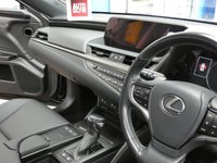 USED 2021 21 LEXUS ES 2.5 300H 4d 215 BHP SAT NAV SUNROOF LEATHER HEATED SEATS HEATED STEERING WHEEL CRUISE CONTROL REAR VIEW CAMERA PARKING SENSORS LEXUS WARRANTY TILL MAY 2031