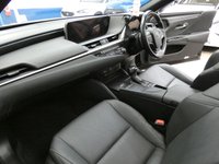 USED 2021 21 LEXUS ES 2.5 300H 4d 215 BHP SAT NAV SUNROOF LEATHER HEATED SEATS HEATED STEERING WHEEL CRUISE CONTROL REAR VIEW CAMERA PARKING SENSORS LEXUS WARRANTY TILL MAY 2031
