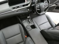 USED 2021 21 LEXUS ES 2.5 300H 4d 215 BHP SAT NAV SUNROOF LEATHER HEATED SEATS HEATED STEERING WHEEL CRUISE CONTROL REAR VIEW CAMERA PARKING SENSORS LEXUS WARRANTY TILL MAY 2031