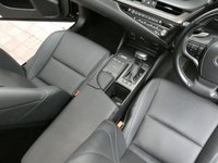 USED 2021 21 LEXUS ES 2.5 300H 4d 215 BHP SAT NAV SUNROOF LEATHER HEATED SEATS HEATED STEERING WHEEL CRUISE CONTROL REAR VIEW CAMERA PARKING SENSORS LEXUS WARRANTY TILL MAY 2031