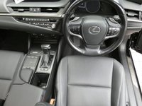 USED 2021 21 LEXUS ES 2.5 300H 4d 215 BHP SAT NAV SUNROOF LEATHER HEATED SEATS HEATED STEERING WHEEL CRUISE CONTROL REAR VIEW CAMERA PARKING SENSORS LEXUS WARRANTY TILL MAY 2031