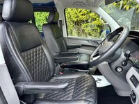 USED 2023 23 VOLKSWAGEN TRANSPORTER 2.0 T32 TDI KOMBI HIGHLINE 150 BHP * HEATED LEATHER / CAMERA / FULL LV KIT 1 OWNER FROM NEW WITH ONLY 4K MILES ******* MASSIVE SPEC VEHICLE