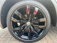 USED 2020 69 VOLKSWAGEN TIGUAN 1.5 R-LINE TECH TSI EVO DSG 5d 148 BHP SPORT SEATS - 20" ALLOY WHEELS - SAT NAV - DSG GERBOX - PANORAMIC GLASS ROOF - PARKING SENSORS