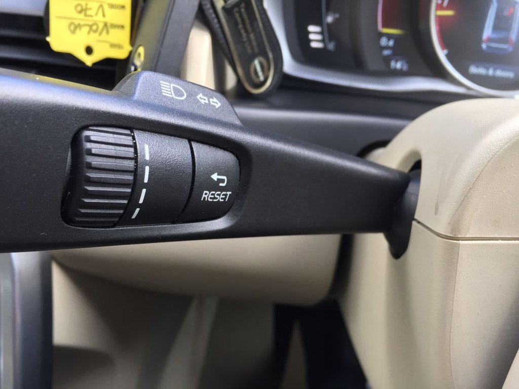 USED 2014 14 VOLVO V70 2.4 D5 SE LUX 5d 212 BHP DRIVERS SUPPORT PACK / WINTER PACK