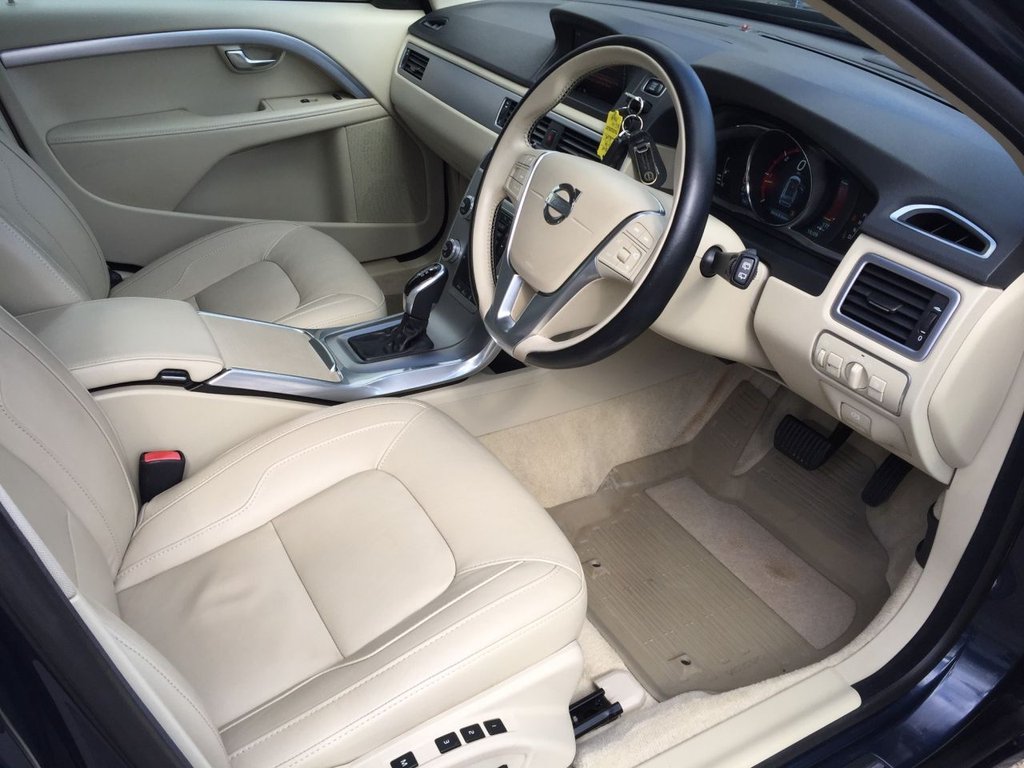 USED 2014 14 VOLVO V70 2.4 D5 SE LUX 5d 212 BHP DRIVERS SUPPORT PACK / WINTER PACK