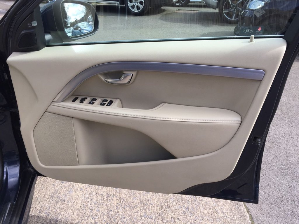 USED 2014 14 VOLVO V70 2.4 D5 SE LUX 5d 212 BHP DRIVERS SUPPORT PACK / WINTER PACK