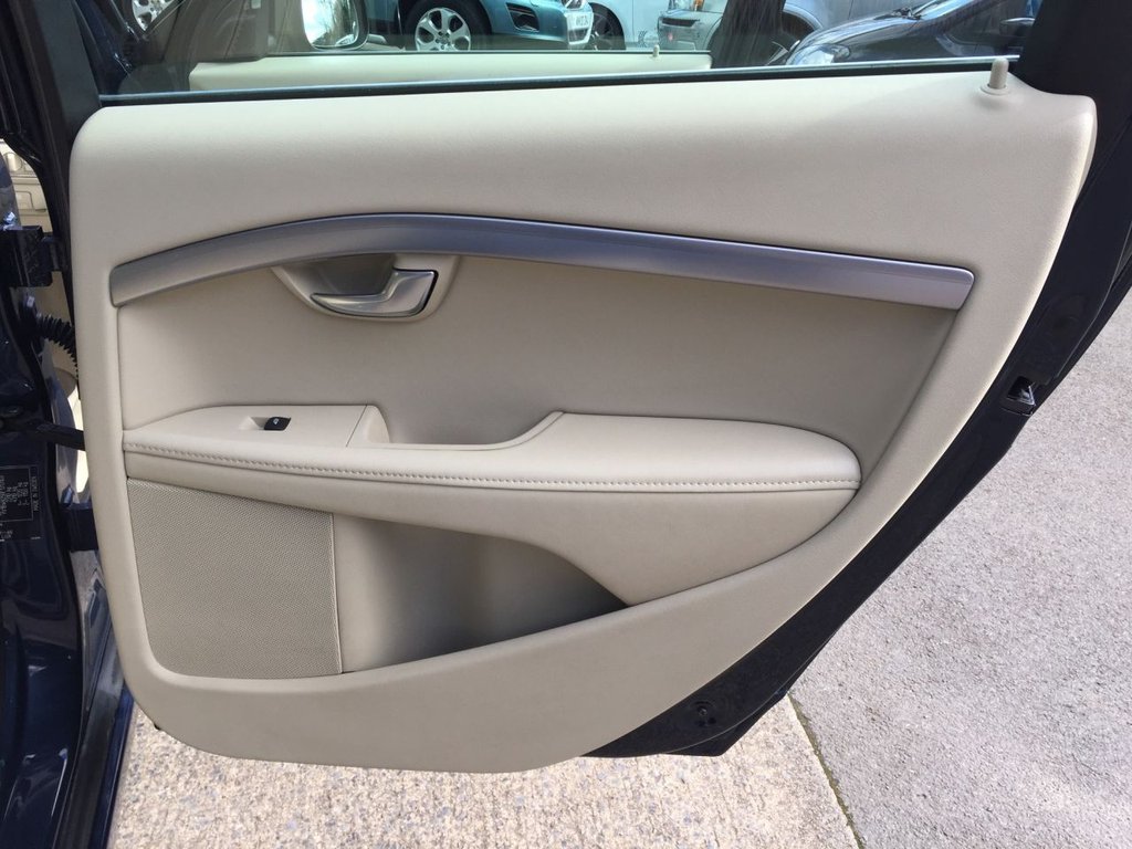 USED 2014 14 VOLVO V70 2.4 D5 SE LUX 5d 212 BHP DRIVERS SUPPORT PACK / WINTER PACK