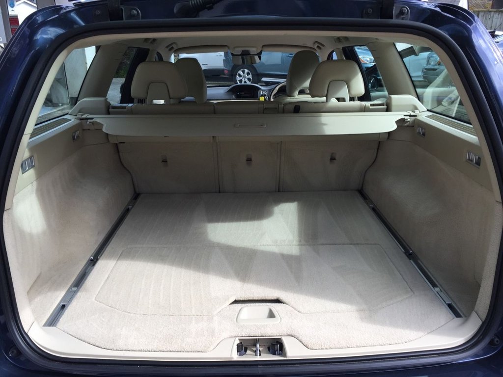 USED 2014 14 VOLVO V70 2.4 D5 SE LUX 5d 212 BHP DRIVERS SUPPORT PACK / WINTER PACK