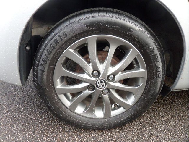 2016 TOYOTA YARIS - Photo 8