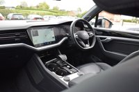USED 2021 03 VOLKSWAGEN TOUAREG 3.0 V6 BLACK EDITION TDI 5d 228 BHP HEADS UP / DYNAUDIO / 1 OWNER