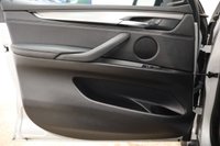 USED 2016 65 BMW X5 2.0 XDRIVE40E SE 5d 242 BHP IN FABULOUS GLACIER SILVER WITH BLACK DAKOTA LEATHER INTERIOR WITH FACTORY EXTRAS OF PANORAMIC SUNROOF, SUN PROTECTION GLAZING, REVERSING ASSIST CAMERA & SURROUND VIEW