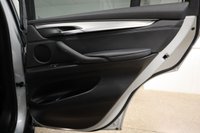 USED 2016 65 BMW X5 2.0 XDRIVE40E SE 5d 242 BHP IN FABULOUS GLACIER SILVER WITH BLACK DAKOTA LEATHER INTERIOR WITH FACTORY EXTRAS OF PANORAMIC SUNROOF, SUN PROTECTION GLAZING, REVERSING ASSIST CAMERA & SURROUND VIEW