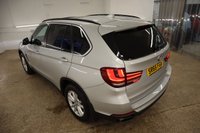 USED 2016 65 BMW X5 2.0 XDRIVE40E SE 5d 242 BHP IN FABULOUS GLACIER SILVER WITH BLACK DAKOTA LEATHER INTERIOR WITH FACTORY EXTRAS OF PANORAMIC SUNROOF, SUN PROTECTION GLAZING, REVERSING ASSIST CAMERA & SURROUND VIEW