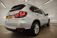 USED 2016 65 BMW X5 2.0 XDRIVE40E SE 5d 242 BHP IN FABULOUS GLACIER SILVER WITH BLACK DAKOTA LEATHER INTERIOR WITH FACTORY EXTRAS OF PANORAMIC SUNROOF, SUN PROTECTION GLAZING, REVERSING ASSIST CAMERA & SURROUND VIEW