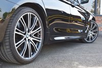 USED 2017 67 BMW 5 SERIES 3.0 540I XDRIVE M SPORT TOURING 5d 335 BHP PAN ROOF / ADAPTIVE SUSPENSION