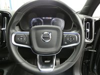 USED 2020 70 VOLVO XC40 2.0 B4 R-DESIGN PRO MHEV 5d 195 BHP SAT NAV HEATED SEATS PART LEATHER INTERIOR PARKING SENSORS 1 OWNER VOLVO SERVICE HISTORY 6 MONTHS GOLD WARRANTY