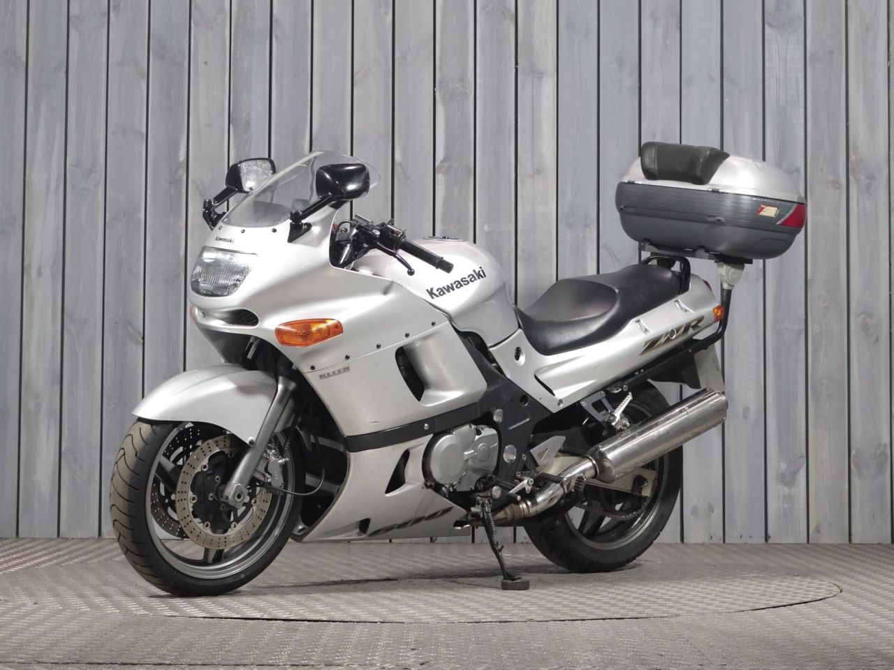 2005 KAWASAKI ZZR600 SILVER with 21000 miles - Used