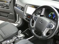 USED 2020 69 MITSUBISHI OUTLANDER 2.4 PHEV EXCEED SAFETY 5d 222 BHP SAT NAV LEATHER HEATED SEATS PARKING SENSORS 1 OWNER SERVICE HISTORY MITSUBISHI WARRANTY TILL JAN 2025