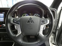 USED 2020 69 MITSUBISHI OUTLANDER 2.4 PHEV EXCEED SAFETY 5d 222 BHP SAT NAV LEATHER HEATED SEATS PARKING SENSORS 1 OWNER SERVICE HISTORY MITSUBISHI WARRANTY TILL JAN 2025